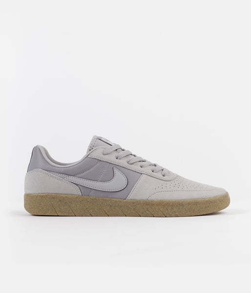 Nike sb team classic best sale white & gum skate shoes