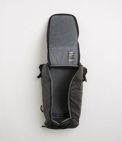 D_b_ Hugger 25L Backpack - Black Out