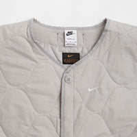 Nike Woven Insulated Military Vest - Light Iron Ore / White | Flatspot